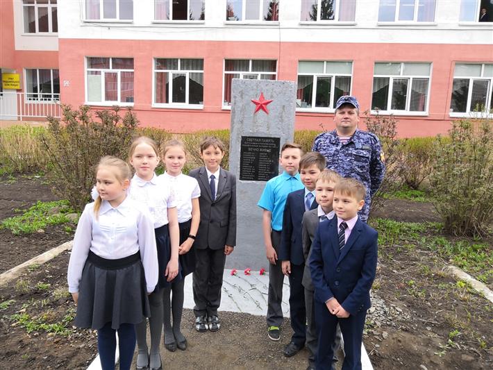 Башкирские росгвардейцы провели для школьников урок Мужества ко Дню Победы