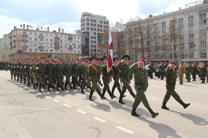 На Октябрьской площади Перми прошла гарнизонная репетиция парада Победы с участием офицеров, курсантов и кадет Росгвардии