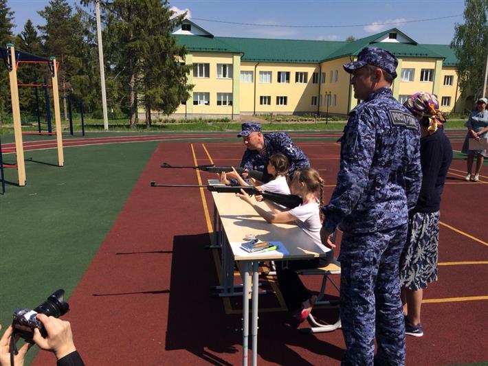 Сотрудники вневедомственной охраны провели «Зарницу» для воспитанниц Александровской женской гимназии
