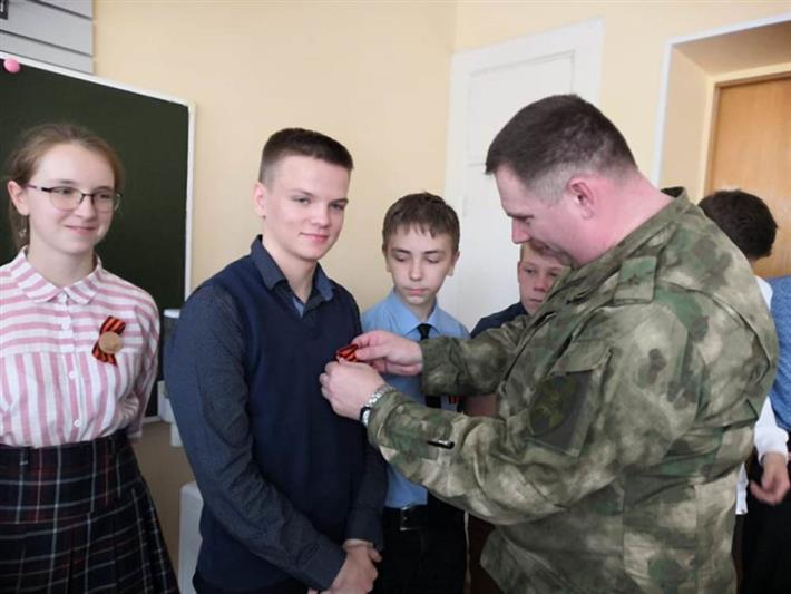 Росгвардейцы вручили жителям Приморского края один из самых узнаваемых символов Дня Победы