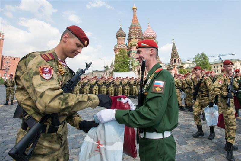 Военнослужащие парадного расчета Росгвардии обменялись памятными сувенирами с военнослужащими Министерства обороны (фото, видео)