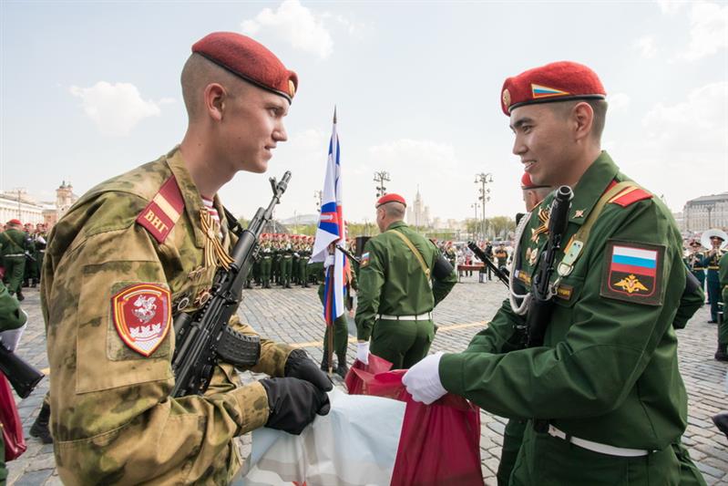 Военнослужащие парадного расчета Росгвардии обменялись памятными сувенирами с военнослужащими Министерства обороны (фото, видео)