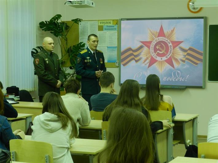 В канун Дня Победы офицеры Росгвардии провели Урок мужества для подшефных салехардских школьников 