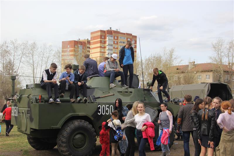 Военнослужащие Пермского военного института Росгвардии провели для граждан тематическую акцию в честь 9 мая