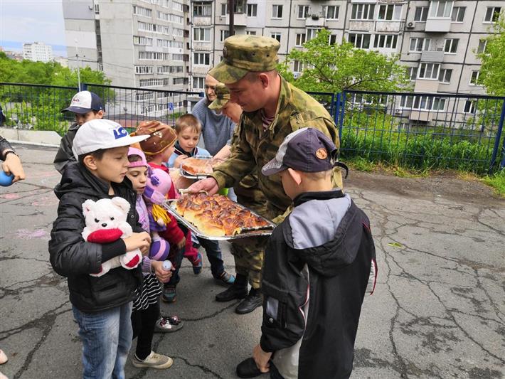 Военнослужащие Росгвардии устроили праздник для ребят из коррекционной школы во Владивостоке