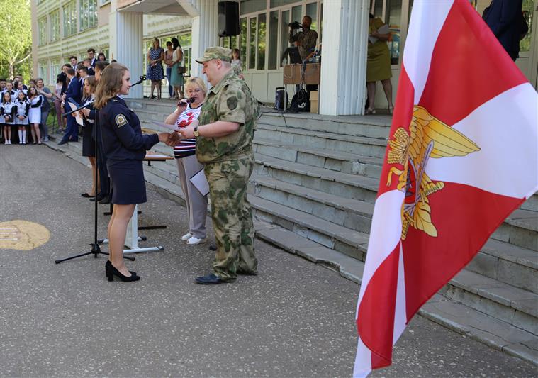 Представитель Росгвардии поздравил подшефных ведомству саранских кадет с окончанием учебного года
