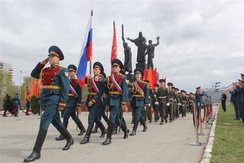 Курсанты Пермского военного института Росгвардии возложили цветы к монументу «Героям фронта и тыла»