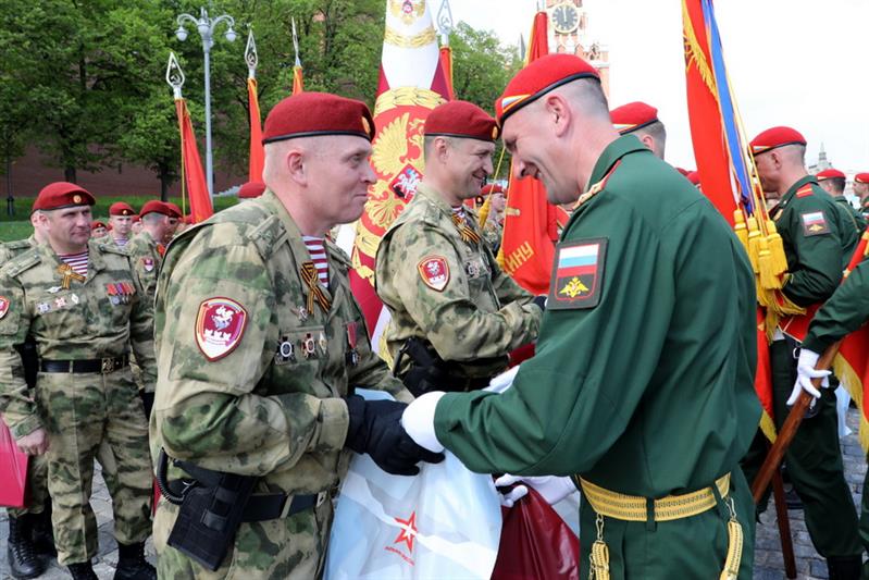 Военнослужащие парадного расчета Росгвардии обменялись памятными сувенирами с военнослужащими Министерства обороны (фото, видео)