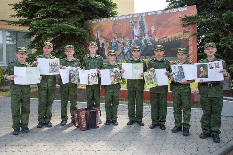 НА ВОЕННО-ПОЛЕВЫХ СБОРАХ КАДЕТ В ПОДМОСКОВЬЕ СОСТОЯЛАСЬ ПРЕЗЕНТАЦИЯ УНИКАЛЬНОЙ КНИГИ РОСГВАРДИИ ДЛЯ ДЕТЕЙ