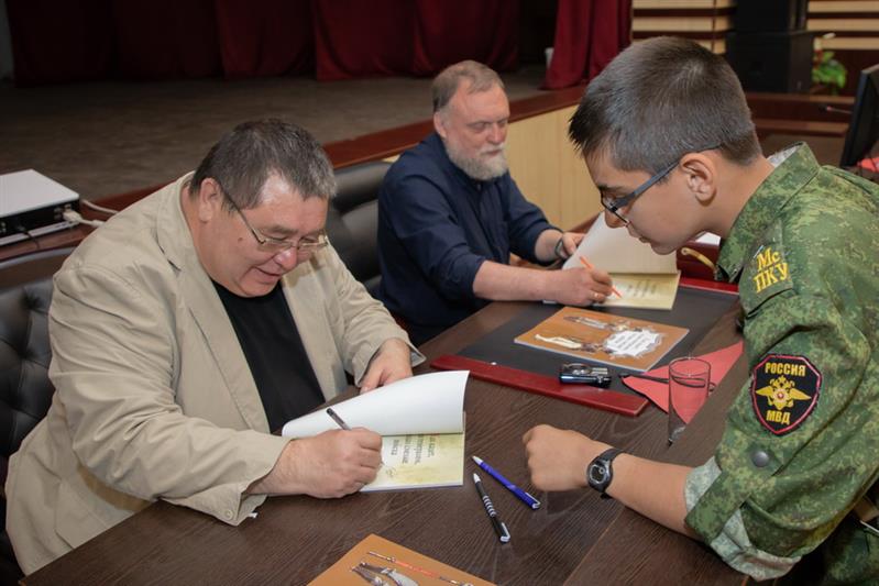 НА ВОЕННО-ПОЛЕВЫХ СБОРАХ КАДЕТ В ПОДМОСКОВЬЕ СОСТОЯЛАСЬ ПРЕЗЕНТАЦИЯ УНИКАЛЬНОЙ КНИГИ РОСГВАРДИИ ДЛЯ ДЕТЕЙ
