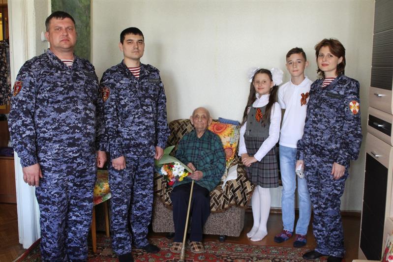 В Башкирии росгвардейцы поздравили ветеранов Великой Отечественной войны и тружеников тыла 