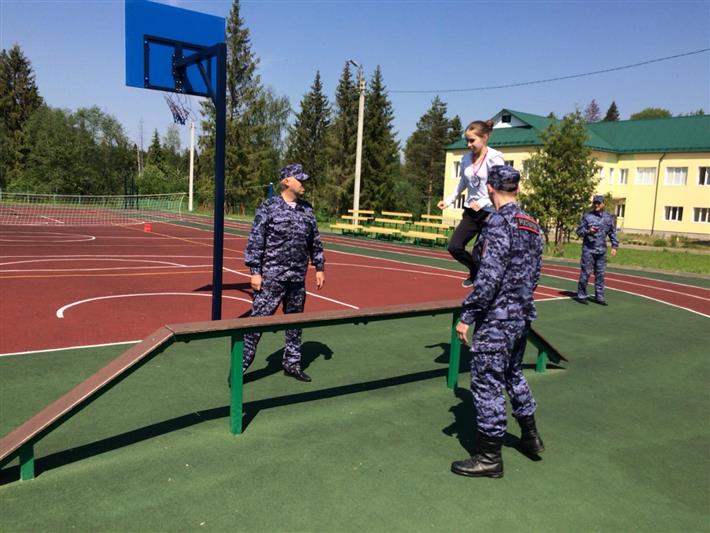 Сотрудники вневедомственной охраны провели «Зарницу» для воспитанниц Александровской женской гимназии