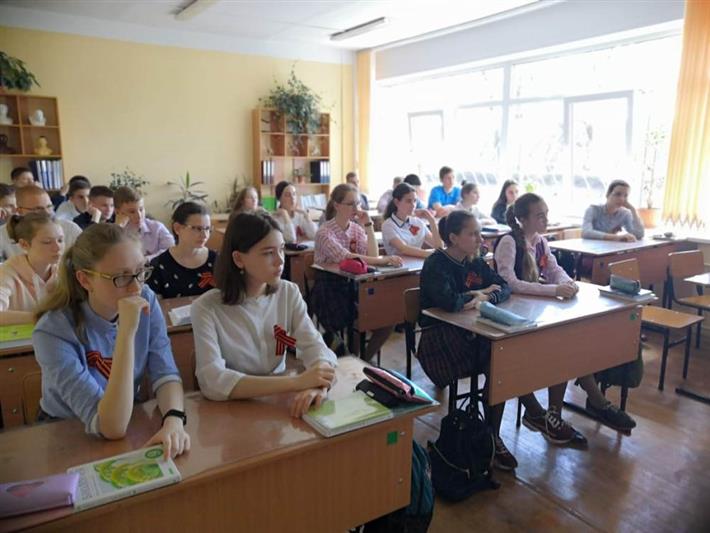 Росгвардейцы вручили жителям Приморского края один из самых узнаваемых символов Дня Победы