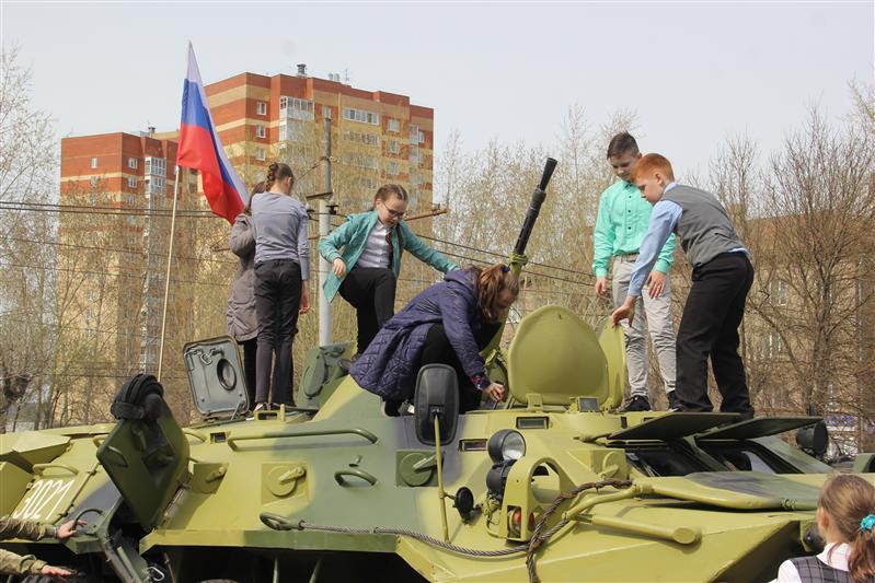Военнослужащие Пермского военного института Росгвардии провели для граждан тематическую акцию в честь 9 мая