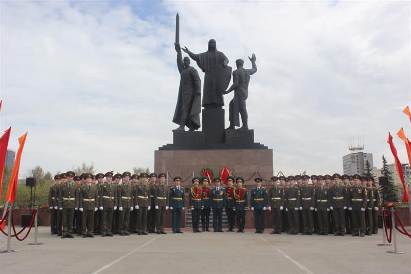 Курсанты Пермского военного института Росгвардии возложили цветы к монументу «Героям фронта и тыла»