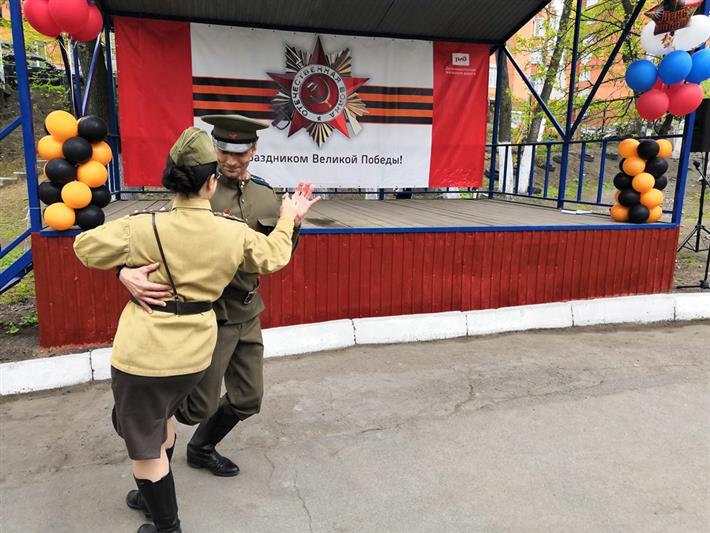 Во Владивостоке военный оркестр Росгвардии встретил на перроне ретро-поезд "Победа"  