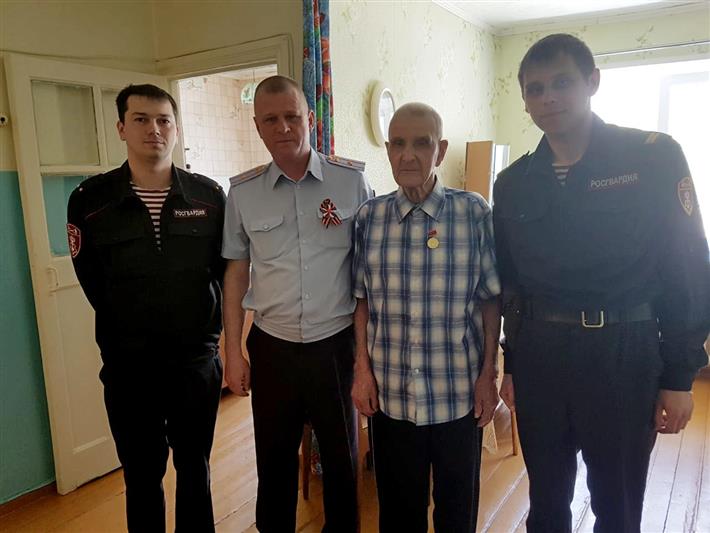 В Татарстане росгвардейцы поздравили участников Великой Отечественной войны – ветеранов вневедомственной охраны с Днем Победы