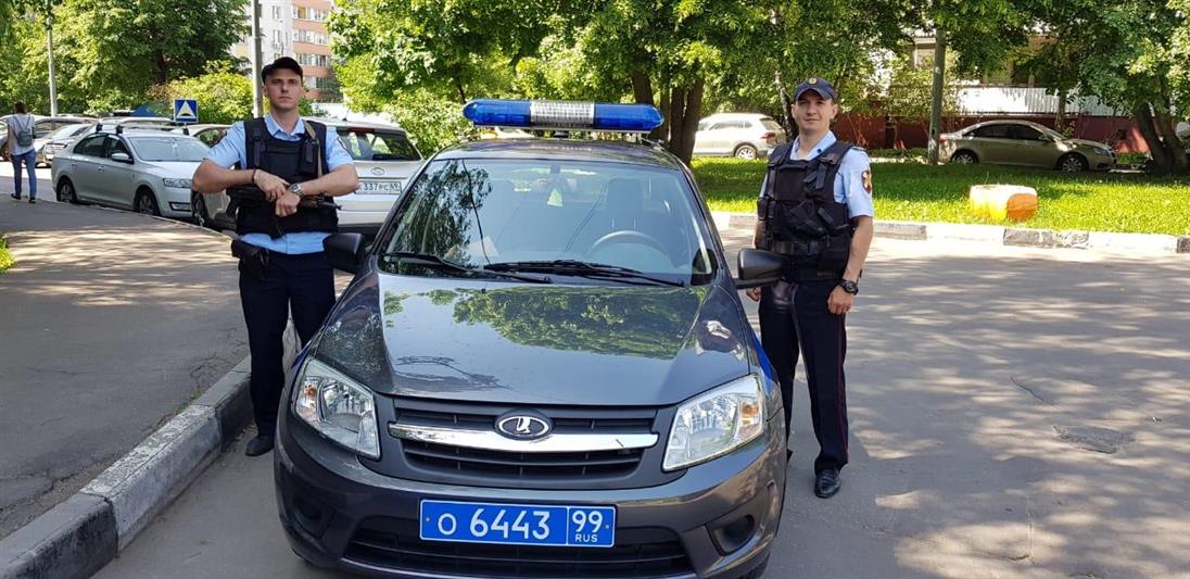 В Москве сотрудники Росгвардии помогли мужчине, потерявшему сознание на улице