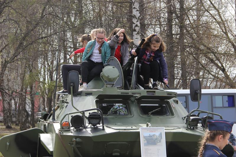 Военнослужащие Пермского военного института Росгвардии провели для граждан тематическую акцию в честь 9 мая