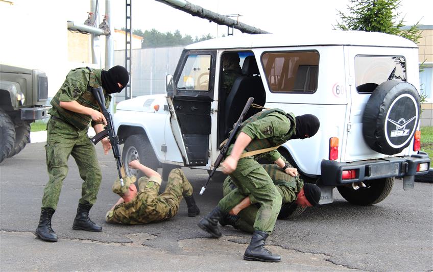В Курске военнослужащие Росгвардии организовали военизированную эстафету для юных земляков