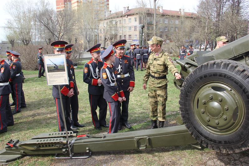 Военнослужащие Пермского военного института Росгвардии провели для граждан тематическую акцию в честь 9 мая