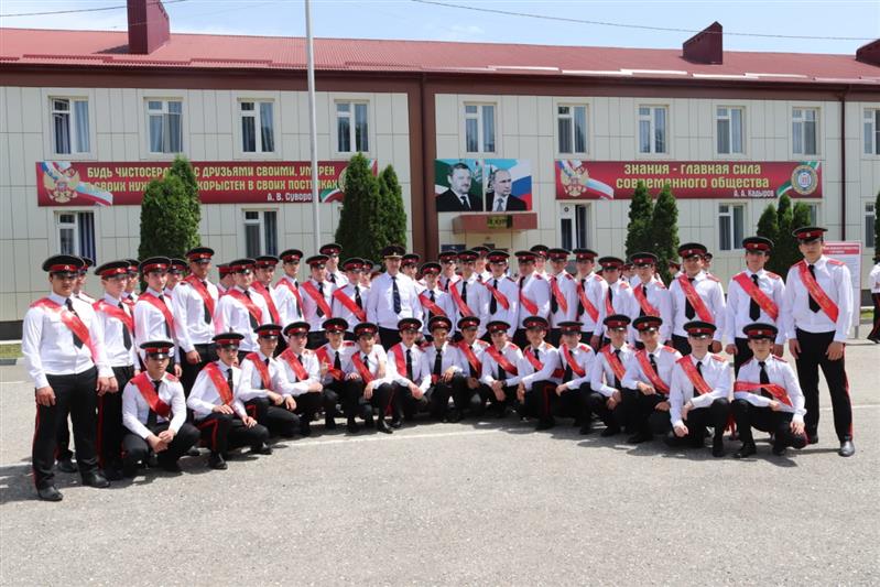 В день последнего звонка росгвардейцы поздравили учащихся выпускного курса грозненского суворовского училища