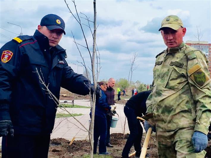 Сотрудники и военнослужащие Росгвардии присоединились к акции «Мой зеленый город» в Иркутске