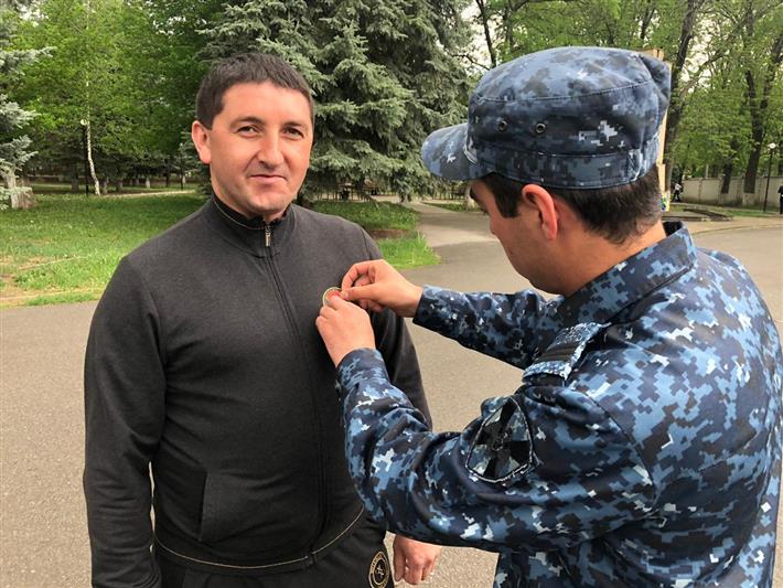 В Карачаево-Черкесии Росгвардия присоединилась к всероссийской благотворительной акции «Красная гвоздика»