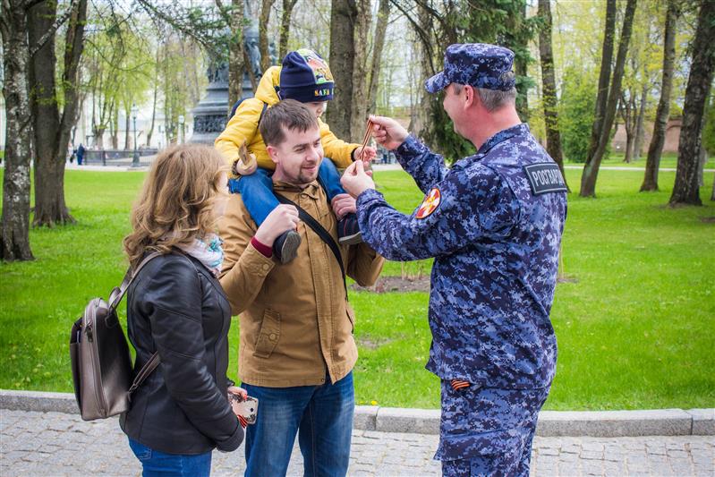 Акцию «Георгиевская лента» поддержали новгородские росгвардейцы 