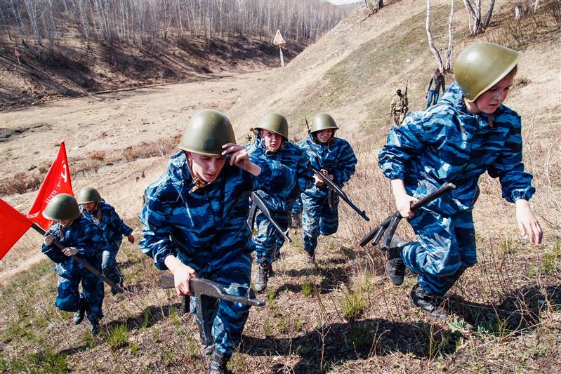 В Кузбассе юные Росгвардейцы прошли штурмовую полосу со знаменем Победы и Георгиевской лентой