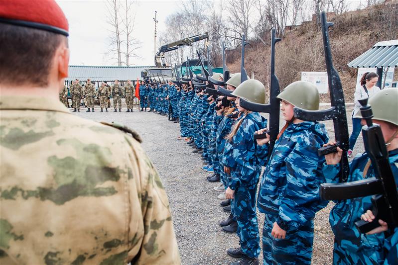 В Кузбассе юные Росгвардейцы прошли штурмовую полосу со знаменем Победы и Георгиевской лентой