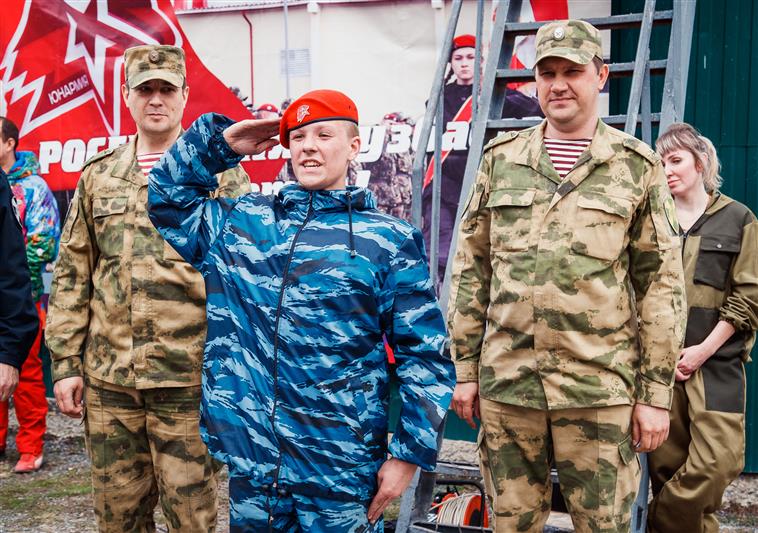 В Кузбассе юные Росгвардейцы прошли штурмовую полосу со знаменем Победы и Георгиевской лентой