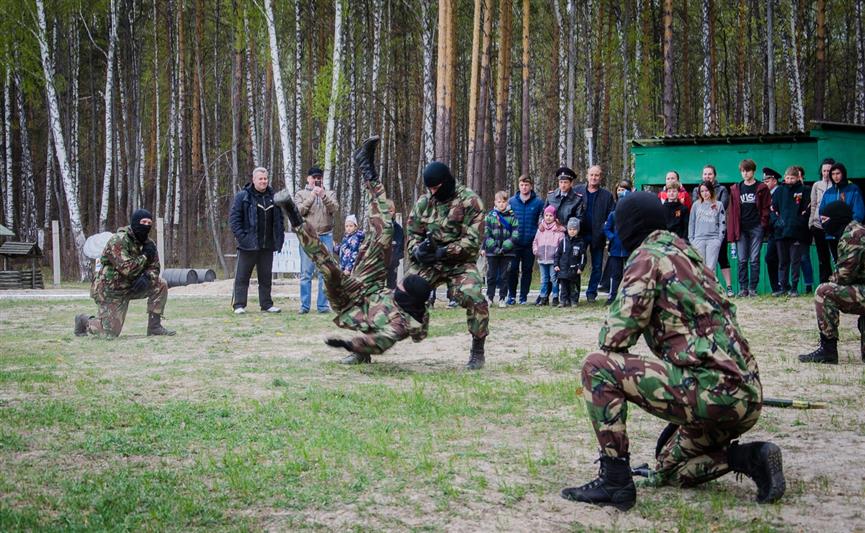 Сотрудники Росгвардии и МВД организовали для пензенских школьников велопробег, посвященный Дню Победы (видео)