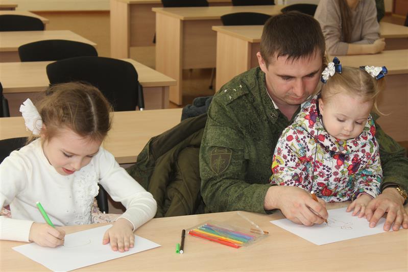 В Саратовской области дети военнослужащих кинологического центра и лётной эскадрильи нарисовали подвиги летчиков и фронтовых собак в годы Великой Отечественной войны