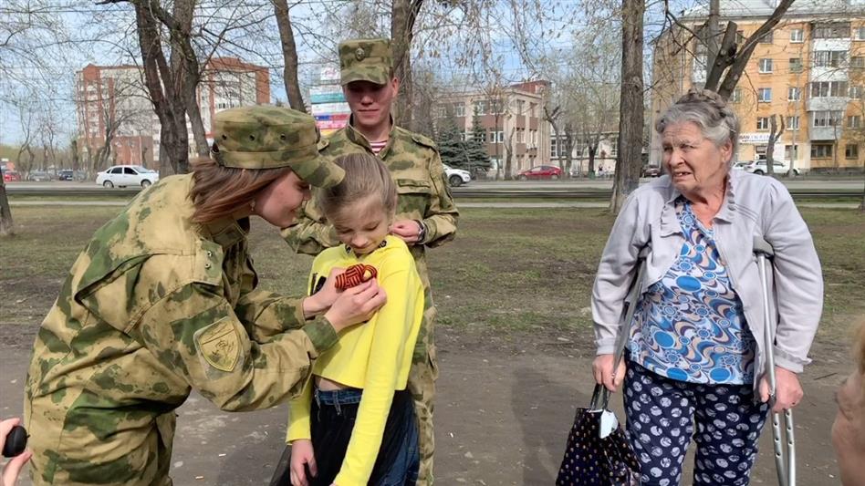 Росгвардейцы раздали георгиевские ленты жителям Екатеринбурга (видео)