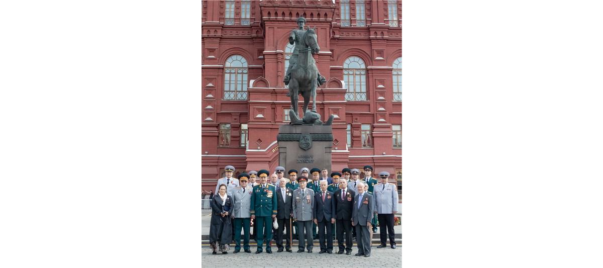 Ветераны Великой Отечественной войны и представители командования Центрального округа Росгвардии возложили цветы к Могиле Неизвестного солдата у Кремлевской стены