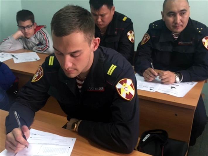 Сотрудники и военнослужащие иркутского областного управления Росгвардии подключились к акции «Диктант Победы» (видео)