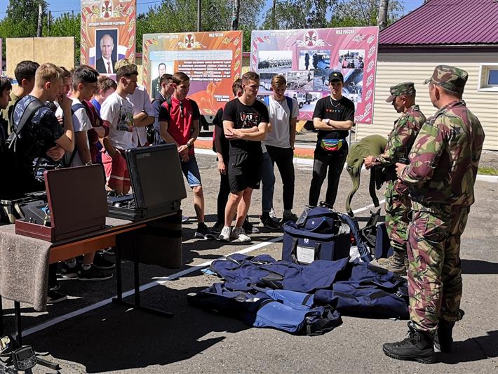 Более тысячи школьников Алтайского края посетили расположение ОМОН 