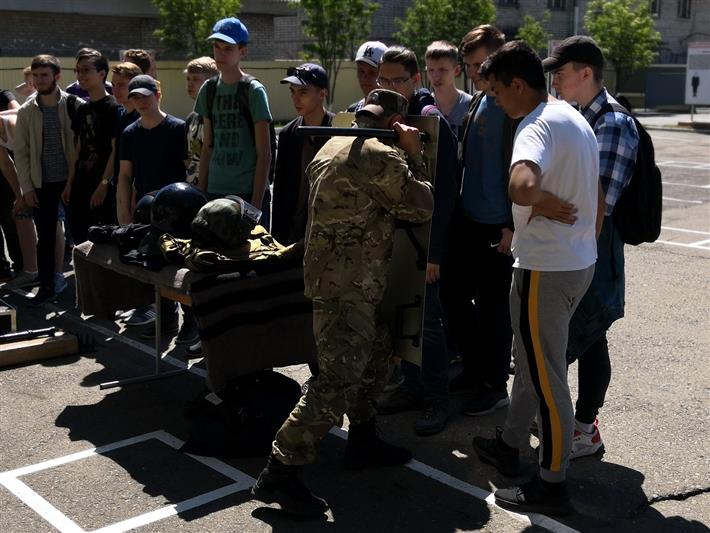 Более тысячи школьников Алтайского края посетили расположение ОМОН