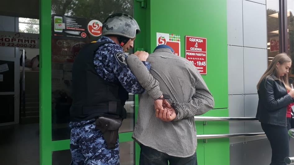 В Невинномысске сотрудники Росгвардии задержали злоумышленника, напавшего с ножом на продавцов магазина 