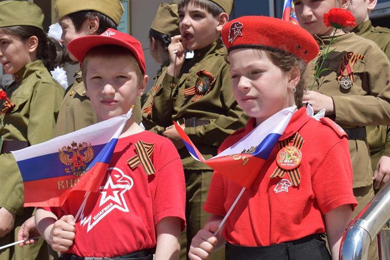 В Каспийске представители Росгвардии приняли участие в торжественной линейке, посвященной Дню Победы