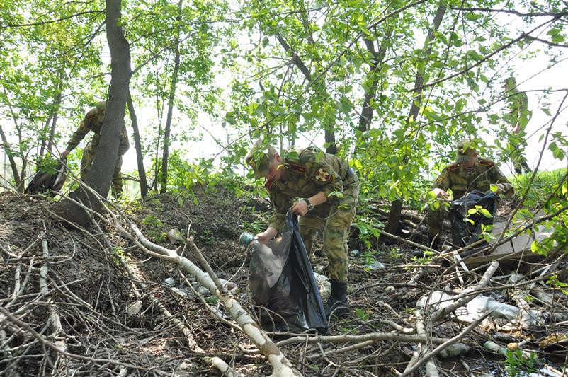 Курсанты Новосибирского военного института Росгвардии приняли участие в экологической акции «Чистый берег»