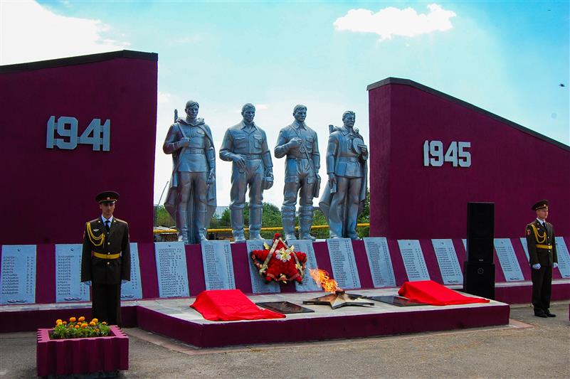 Военнослужащие Росгвардии приняли участие в открытии мемориальных досок ветеранам-фронтовикам (видео)