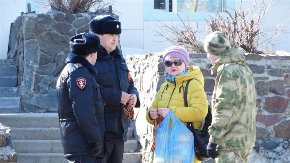 Чукотские росгвардейцы провели патриотическую акцию совместно с участниками движения «Волонтёры Победы» 