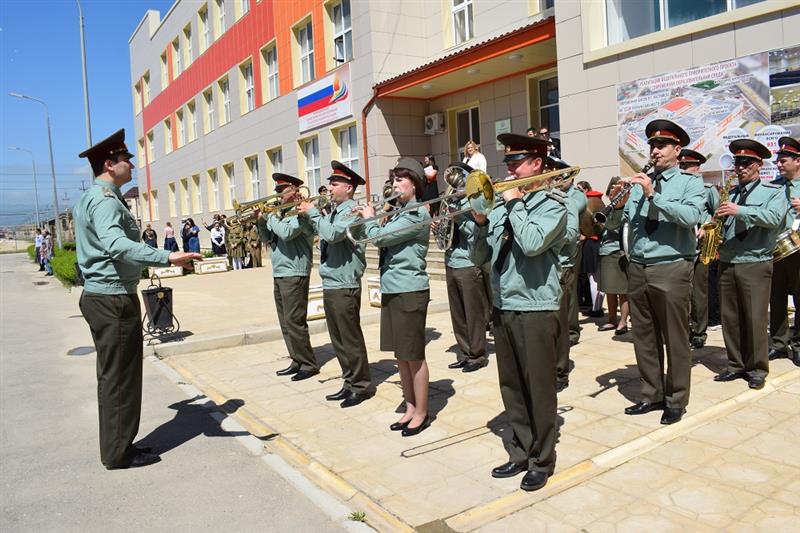 В Каспийске представители Росгвардии приняли участие в торжественной линейке, посвященной Дню Победы