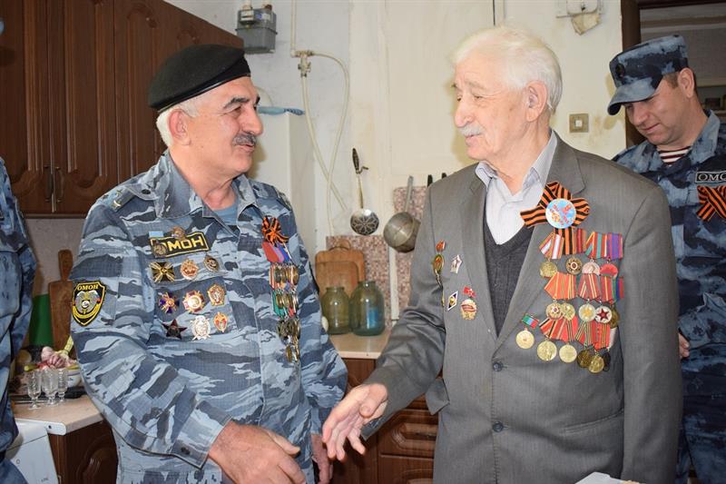 Дагестанские росгвардейцы поздравили ветеранов с Днем Победы 