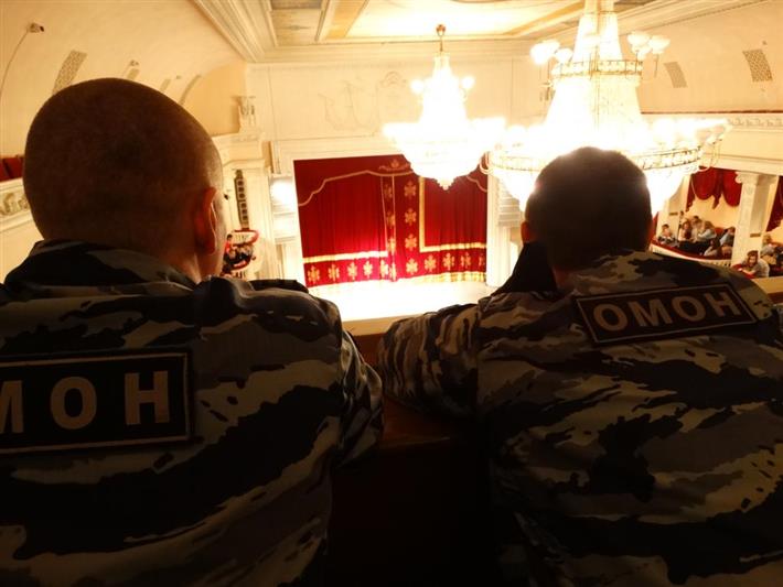 В преддверии Дня Победы нижнетагильские омоновцы посетили спектакль «Помнит сердце, не забудет никогда»