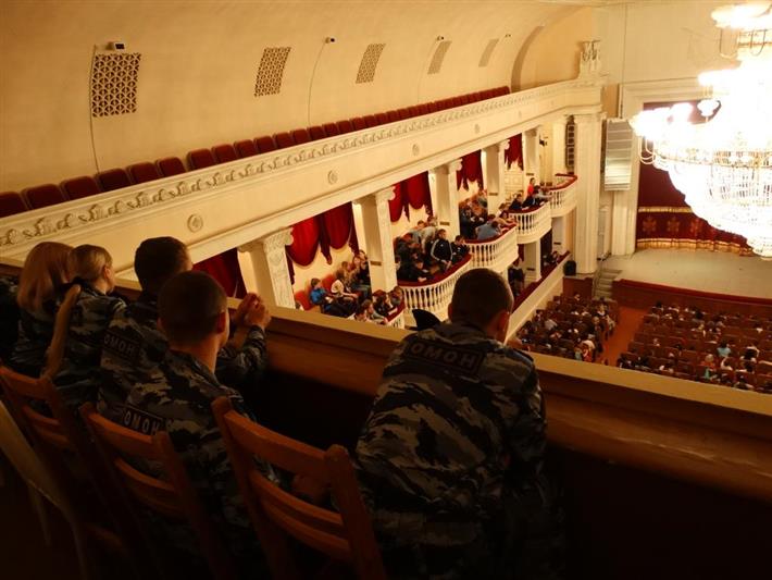 В преддверии Дня Победы нижнетагильские омоновцы посетили спектакль «Помнит сердце, не забудет никогда»