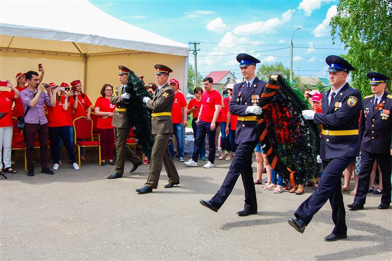 Военнослужащие Росгвардии приняли участие в открытии мемориальных досок ветеранам-фронтовикам (видео)