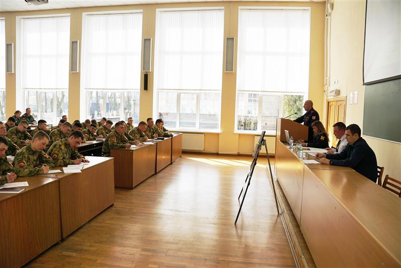 Сотрудники Росгвардии ознакомили курсантов санкт-петербургского ведомственного вуза со спецификой лицензионно-разрешительной работы 
